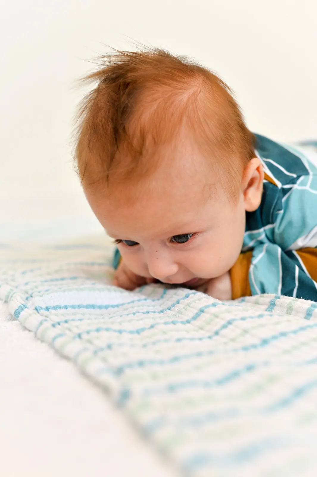 Baby in Bauchlage hebt den Kopf