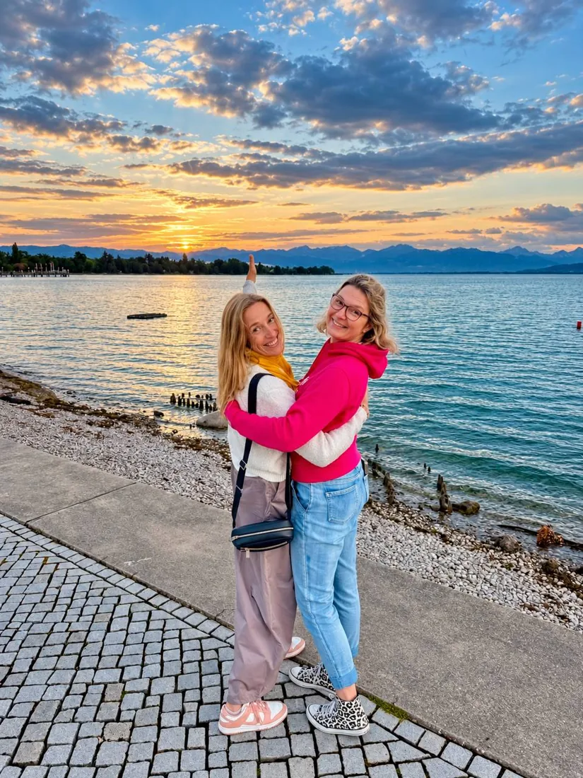 Nicole mit einer Freundin am See im Abendlicht